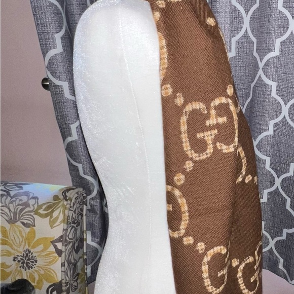 Gucci large GG reversible wool scarf. - Picture 3 of 10